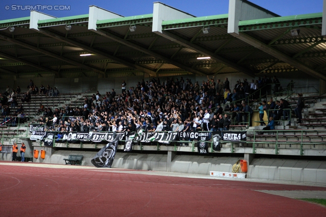 Schwechat - Sturm Graz
OEFB Cup, 2. Runde, SV Schwechat -  SK Sturm Graz, Rudolf Tonn Stadion Schwechat, 25.09.2012. 

Foto zeigt Fans von Sturm
