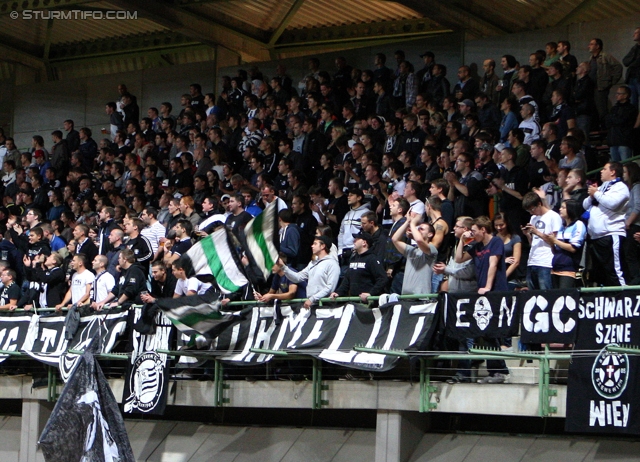 Schwechat - Sturm Graz
OEFB Cup, 2. Runde, SV Schwechat -  SK Sturm Graz, Rudolf Tonn Stadion Schwechat, 25.09.2012. 

Foto zeigt Fans von Sturm
