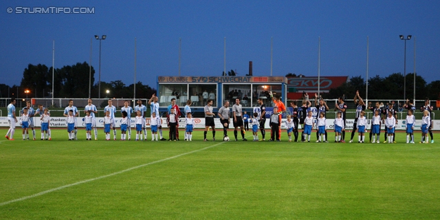 Schwechat - Sturm Graz
OEFB Cup, 2. Runde, SV Schwechat -  SK Sturm Graz, Rudolf Tonn Stadion Schwechat, 25.09.2012. 

Foto zeigt die Mannschaft von Schwechat, das Schiedsrichterteam und die Mannschaft von Sturm
