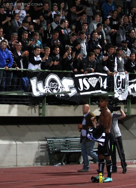 Schwechat - Sturm Graz
OEFB Cup, 2. Runde, SV Schwechat -  SK Sturm Graz, Rudolf Tonn Stadion Schwechat, 25.09.2012. 

Foto zeigt Rubin Rafael Okotie (Sturm) und Fans von Sturm
