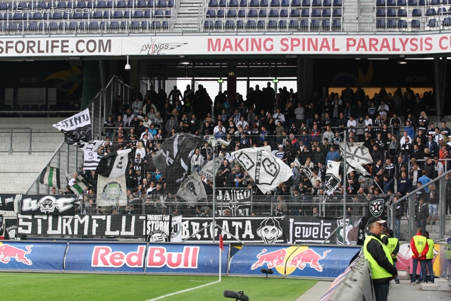 Salzburg - Sturm Graz
Oesterreichische Fussball Bundesliga, 10. Runde,  RB Salzburg - SK Sturm Graz, Stadion Wals-Siezenheim, 30.09.2012. 

Foto zeigt Fans von Sturm
