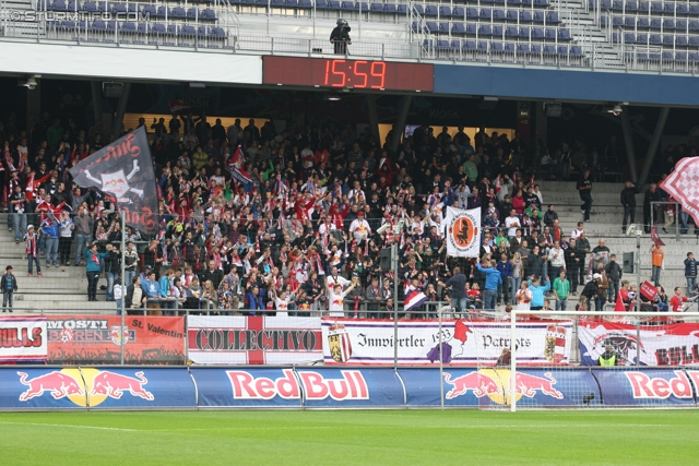 Salzburg - Sturm Graz
Oesterreichische Fussball Bundesliga, 10. Runde,  RB Salzburg - SK Sturm Graz, Stadion Wals-Siezenheim, 30.09.2012. 

Foto zeigt Fans von RB Salzburg
