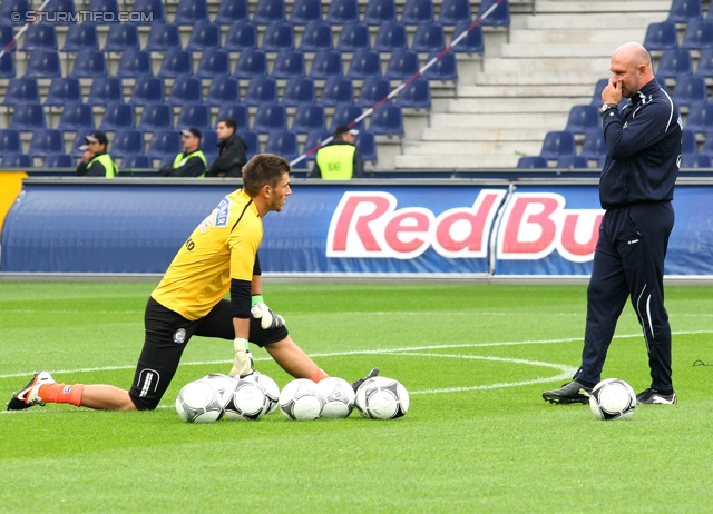 Salzburg - Sturm Graz
Oesterreichische Fussball Bundesliga, 10. Runde,  RB Salzburg - SK Sturm Graz, Stadion Wals-Siezenheim, 30.09.2012. 

Foto zeigt Johannes Focher (Sturm) und Kazimierz Sidorczuk (Tormanntrainer Sturm)
