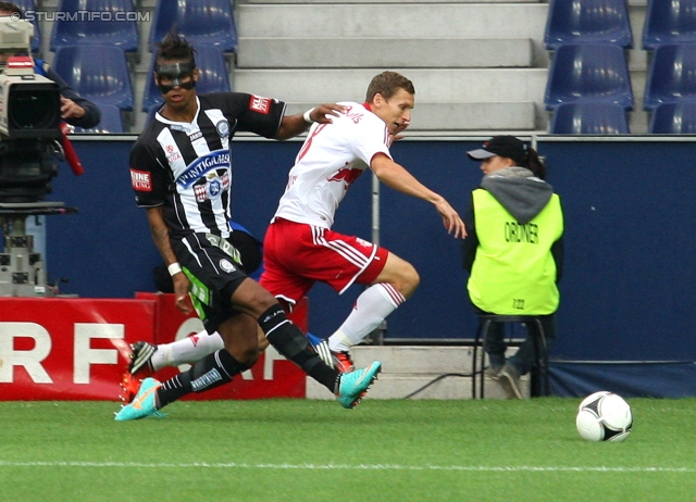 Salzburg - Sturm Graz
Oesterreichische Fussball Bundesliga, 10. Runde,  RB Salzburg - SK Sturm Graz, Stadion Wals-Siezenheim, 30.09.2012. 

Foto zeigt Rubin Rafael Okotie (Sturm) und Florian Klein (Salzburg)
