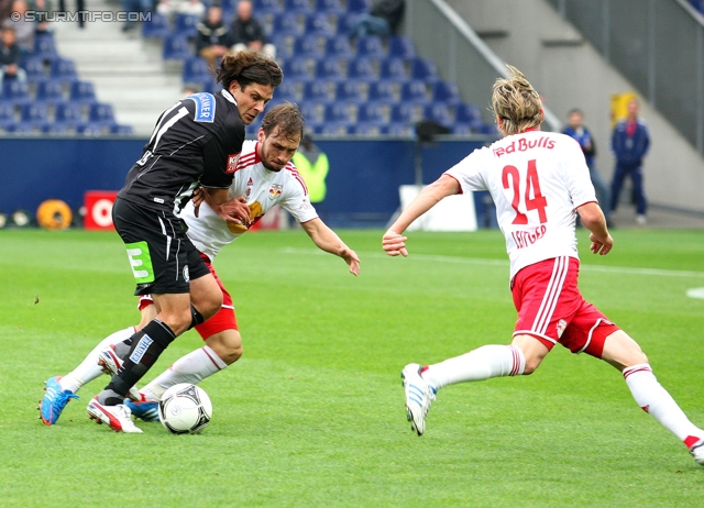 Salzburg - Sturm Graz
Oesterreichische Fussball Bundesliga, 10. Runde,  RB Salzburg - SK Sturm Graz, Stadion Wals-Siezenheim, 30.09.2012. 

Foto zeigt Imre Szabics (Sturm) und Christoph Leitgeb (Salzburg)
