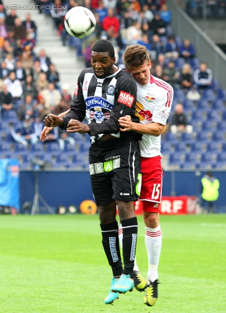 Salzburg - Sturm Graz
Oesterreichische Fussball Bundesliga, 10. Runde,  RB Salzburg - SK Sturm Graz, Stadion Wals-Siezenheim, 30.09.2012. 

Foto zeigt Richard Sukuta-Pasu (Sturm) und Franz Schiemer (Salzburg)
Schlüsselwörter: kopfball