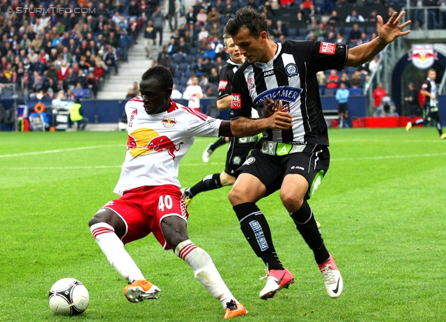 Salzburg - Sturm Graz
Oesterreichische Fussball Bundesliga, 10. Runde,  RB Salzburg - SK Sturm Graz, Stadion Wals-Siezenheim, 30.09.2012. 

Foto zeigt Sadio Mane (Salzburg) und Haris Bukva (Sturm)
