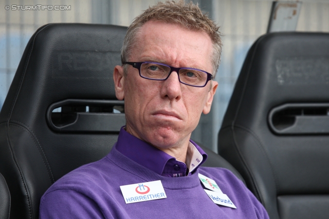 Sturm Graz - Austria Wien
Oesterreichische Fussball Bundesliga, 11. Runde, SK Sturm Graz - FK Austria Wien, Stadion Liebenau Graz, 07.10.2012. 

Foto zeigt Peter Stoeger (Trainer Austria)
Schlüsselwörter: nachdenklich