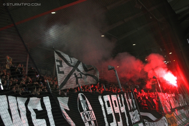 Sturm Graz - Mattersburg
Oesterreichische Fussball Bundesliga, 12. Runde, SK Sturm Graz - SV Mattersburg, Stadion Liebenau Graz, 20.10.2012. 

Foto zeigt Fans von Sturm
Schlüsselwörter: pyrotechnik