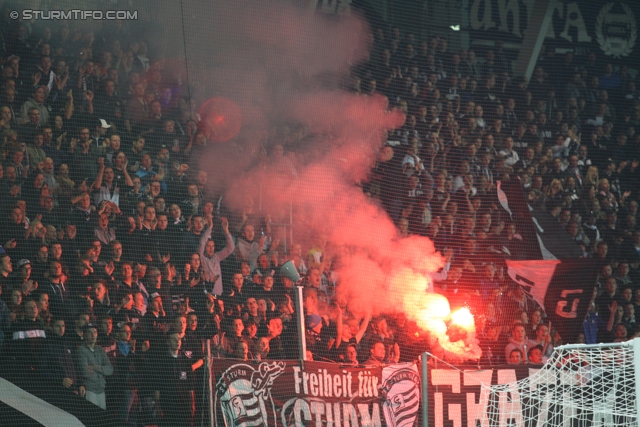 Sturm Graz - Mattersburg
Oesterreichische Fussball Bundesliga, 12. Runde, SK Sturm Graz - SV Mattersburg, Stadion Liebenau Graz, 20.10.2012. 

Foto zeigt Fans von Sturm
Schlüsselwörter: pyrotechnik