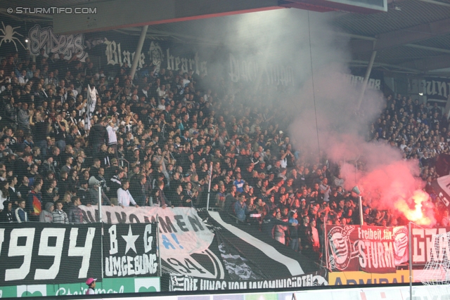 Sturm Graz - Mattersburg
Oesterreichische Fussball Bundesliga, 12. Runde, SK Sturm Graz - SV Mattersburg, Stadion Liebenau Graz, 20.10.2012. 

Foto zeigt Fans von Sturm
Schlüsselwörter: pyrotechnik