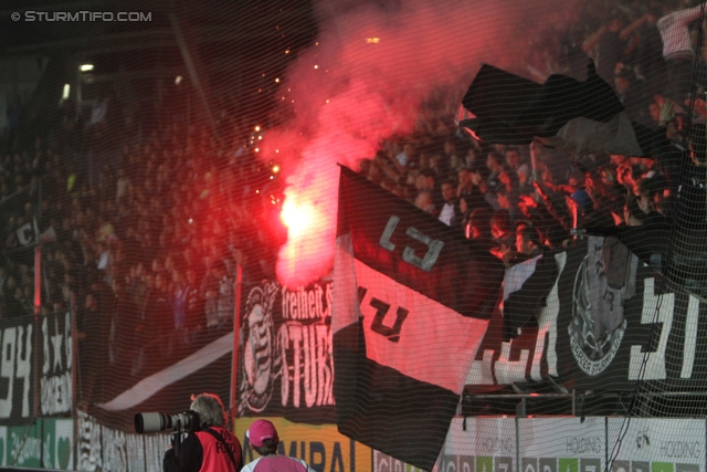 Sturm Graz - Mattersburg
Oesterreichische Fussball Bundesliga, 12. Runde, SK Sturm Graz - SV Mattersburg, Stadion Liebenau Graz, 20.10.2012. 

Foto zeigt Fans von Sturm
Schlüsselwörter: pyrotechnik