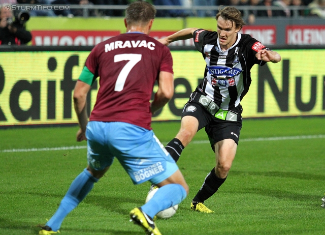 Sturm Graz - Mattersburg
Oesterreichische Fussball Bundesliga, 12. Runde, SK Sturm Graz - SV Mattersburg, Stadion Liebenau Graz, 20.10.2012. 

Foto zeigt Adnan Mravac (Mattersburg) und Andreas Hoelzl (Sturm)
