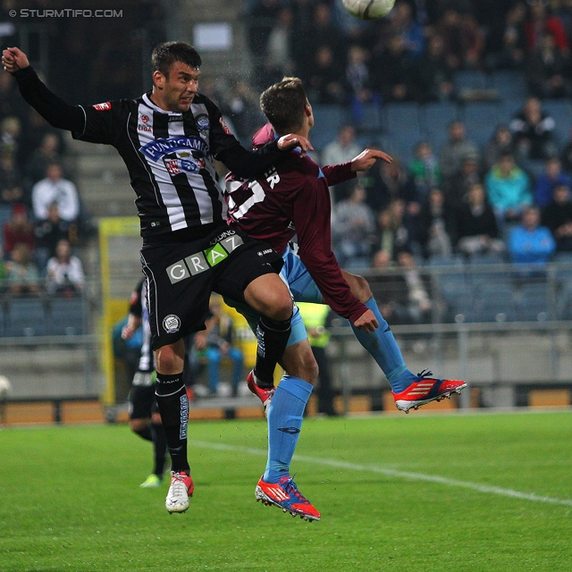 Sturm Graz - Mattersburg
Oesterreichische Fussball Bundesliga, 12. Runde, SK Sturm Graz - SV Mattersburg, Stadion Liebenau Graz, 20.10.2012. 

Foto zeigt Milan Dudic (Sturm)
Schlüsselwörter: kopfball