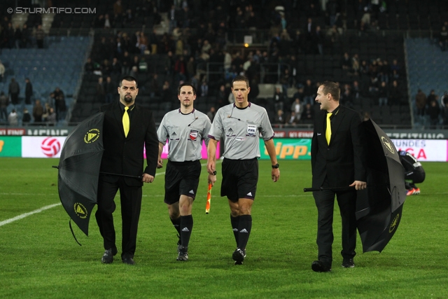 Sturm Graz - Mattersburg
Oesterreichische Fussball Bundesliga, 12. Runde, SK Sturm Graz - SV Mattersburg, Stadion Liebenau Graz, 20.10.2012. 

Foto zeigt Security und das Schiedsrichterteam
