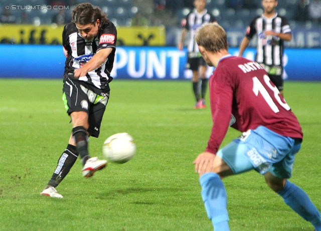 Sturm Graz - Mattersburg
Oesterreichische Fussball Bundesliga, 12. Runde, SK Sturm Graz - SV Mattersburg, Stadion Liebenau Graz, 20.10.2012. 

Foto zeigt Imre Szabics (Sturm) und Lukas Rath (Mattersburg)
