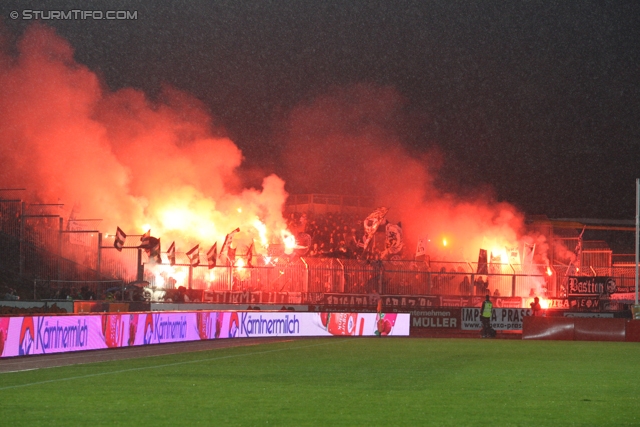 Wolfsberg - Sturm Graz
Oesterreichische Fussball Bundesliga, 13. Runde,  Wolfsberger AC - SK Sturm Graz, Lavanttal-Arena Wolfsberg, 27.10.2012. 

Foto zeigt Fans von Sturm mit einer Choreografie
Schlüsselwörter: pyrotechnik