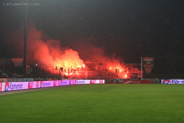 Wolfsberg - Sturm Graz
Oesterreichische Fussball Bundesliga, 13. Runde,  Wolfsberger AC - SK Sturm Graz, Lavanttal-Arena Wolfsberg, 27.10.2012. 

Foto zeigt Fans von Sturm mit einer Choreografie
Schlüsselwörter: pyrotechnik