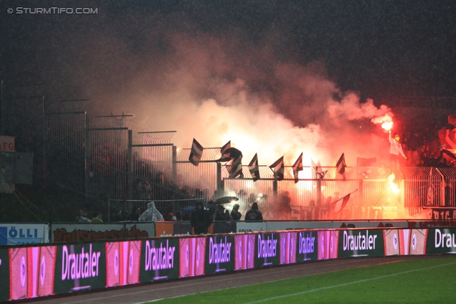 Wolfsberg - Sturm Graz
Oesterreichische Fussball Bundesliga, 13. Runde,  Wolfsberger AC - SK Sturm Graz, Lavanttal-Arena Wolfsberg, 27.10.2012. 

Foto zeigt Fans von Sturm mit einer Choreografie
Schlüsselwörter: pyrotechnik