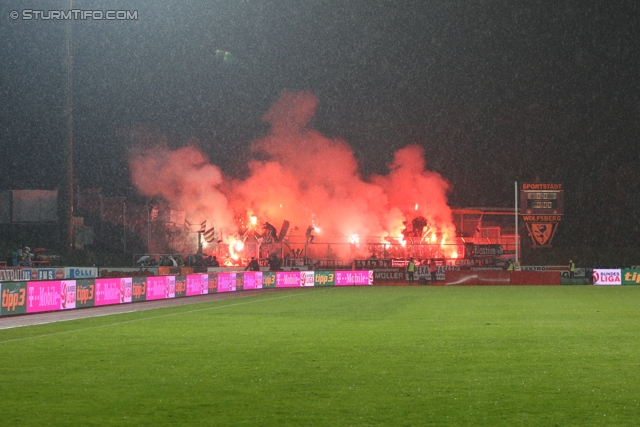 Wolfsberg - Sturm Graz
Oesterreichische Fussball Bundesliga, 13. Runde,  Wolfsberger AC - SK Sturm Graz, Lavanttal-Arena Wolfsberg, 27.10.2012. 

Foto zeigt Fans von Sturm mit einer Choreografie
Schlüsselwörter: pyrotechnik
