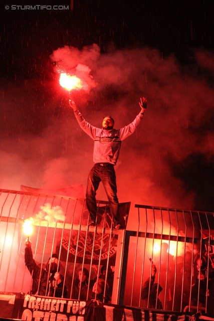 Wolfsberg - Sturm Graz
Oesterreichische Fussball Bundesliga, 13. Runde,  Wolfsberger AC - SK Sturm Graz, Lavanttal-Arena Wolfsberg, 27.10.2012. 

Foto zeigt Fans von Sturm mit einer Choreografie
