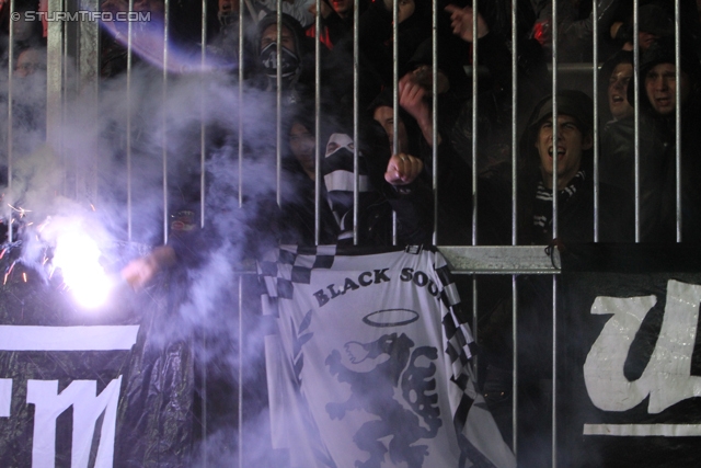 Wolfsberg - Sturm Graz
Oesterreichische Fussball Bundesliga, 13. Runde,  Wolfsberger AC - SK Sturm Graz, Lavanttal-Arena Wolfsberg, 27.10.2012. 

Foto zeigt Fans von Sturm
Schlüsselwörter: pyrotechnik