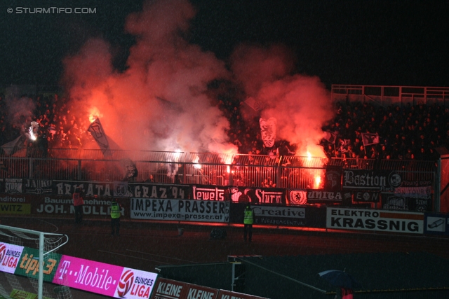 Wolfsberg - Sturm Graz
Oesterreichische Fussball Bundesliga, 13. Runde,  Wolfsberger AC - SK Sturm Graz, Lavanttal-Arena Wolfsberg, 27.10.2012. 

Foto zeigt Fans von Sturm mit einer Choreografie
Schlüsselwörter: pyrotechnik