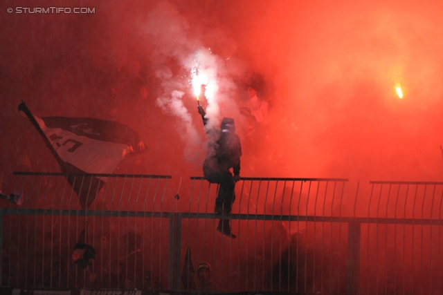 Wolfsberg - Sturm Graz
Oesterreichische Fussball Bundesliga, 13. Runde,  Wolfsberger AC - SK Sturm Graz, Lavanttal-Arena Wolfsberg, 27.10.2012. 

Foto zeigt Fans von Sturm
Schlüsselwörter: pyrotechnik