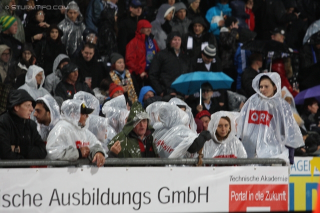 Wolfsberg - Sturm Graz
Oesterreichische Fussball Bundesliga, 13. Runde,  Wolfsberger AC - SK Sturm Graz, Lavanttal-Arena Wolfsberg, 27.10.2012. 

Foto zeigt Fans von Wolfsberg
Schlüsselwörter: wetter