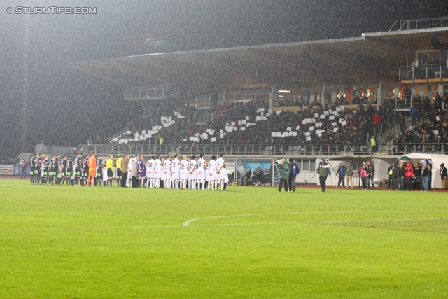 Wolfsberg - Sturm Graz
Oesterreichische Fussball Bundesliga, 13. Runde,  Wolfsberger AC - SK Sturm Graz, Lavanttal-Arena Wolfsberg, 27.10.2012. 

Foto zeigt die Mannschaft von Sturm, Schiedsrichter Dominik Ouschan, die Mannschaft von Wolfsberg und Fans von Wolfsberg
