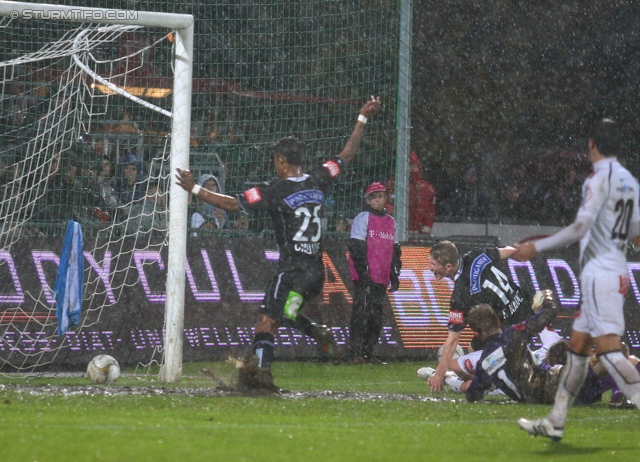 Wolfsberg - Sturm Graz
Oesterreichische Fussball Bundesliga, 13. Runde,  Wolfsberger AC - SK Sturm Graz, Lavanttal-Arena Wolfsberg, 27.10.2012. 

Foto zeigt Rubin Rafael Okotie (Sturm) und Florian Kainz (Sturm)
Schlüsselwörter: tor