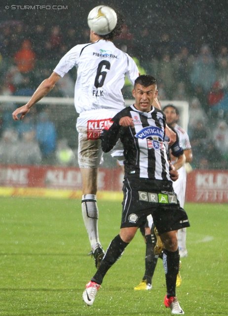 Wolfsberg - Sturm Graz
Oesterreichische Fussball Bundesliga, 13. Runde,  Wolfsberger AC - SK Sturm Graz, Lavanttal-Arena Wolfsberg, 27.10.2012. 

Foto zeigt Christian Falk (Wolfsberg) und Milan Dudic (Sturm)
Schlüsselwörter: kopfball