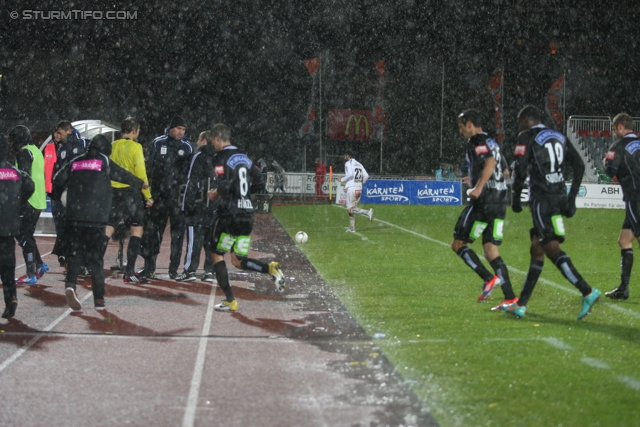 Wolfsberg - Sturm Graz
Oesterreichische Fussball Bundesliga, 13. Runde,  Wolfsberger AC - SK Sturm Graz, Lavanttal-Arena Wolfsberg, 27.10.2012. 

Foto zeigt Andreas Hoelzl (Sturm), Nikola Vujadinovic (Sturm) und Richard Sukuta-Pasu (Sturm)
Schlüsselwörter: pyrotechnik