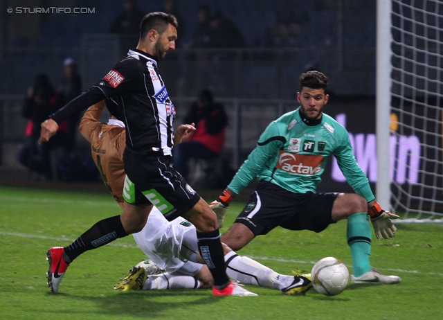 Sturm Graz - Innsbruck
OEFB Cup, Achtelfinale,SK Sturm Graz - FC Wacker Innsbruck, Stadion Liebenau Graz, 30.10.2012. 

Foto zeigt Darko Bodul (Sturm) und Markus Egger (Innsbruck)
