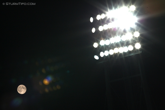 Sturm Graz - Innsbruck
OEFB Cup, Achtelfinale,SK Sturm Graz - FC Wacker Innsbruck, Stadion Liebenau Graz, 30.10.2012. 

Foto zeigt den Mond und ein Flutlicht
