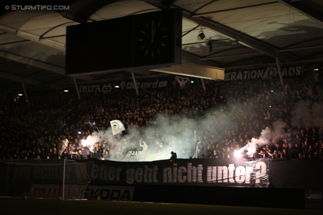 Sturm Graz - Rapid Wien
Oesterreichische Fussball Bundesliga, 14. Runde, SK Sturm Graz - SK Rapid Wien, Stadion Liebenau Graz, 03.11.2012. 

Foto zeigt Fans von Sturm beim Flutlichtausfall
