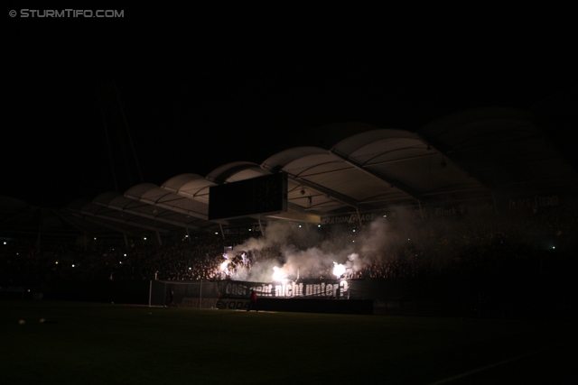 Sturm Graz - Rapid Wien
Oesterreichische Fussball Bundesliga, 14. Runde, SK Sturm Graz - SK Rapid Wien, Stadion Liebenau Graz, 03.11.2012. 

Foto zeigt Fans von Sturm beim Flutlichtausfall
