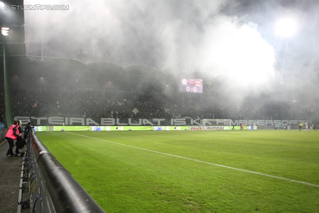 Sturm Graz - Rapid Wien
Oesterreichische Fussball Bundesliga, 14. Runde, SK Sturm Graz - SK Rapid Wien, Stadion Liebenau Graz, 03.11.2012. 

Foto zeigt Fans von Sturm mit einem Spruchband
