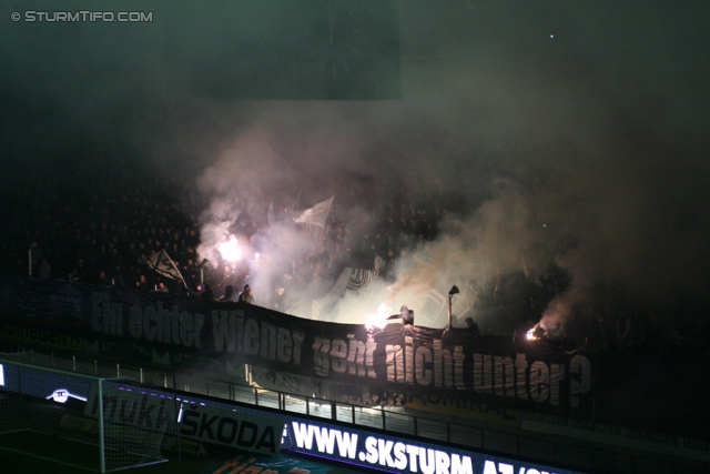 Sturm Graz - Rapid Wien
Oesterreichische Fussball Bundesliga, 14. Runde, SK Sturm Graz - SK Rapid Wien, Stadion Liebenau Graz, 03.11.2012. 

Foto zeigt Fans von Sturm beim Flutlichtausfall
