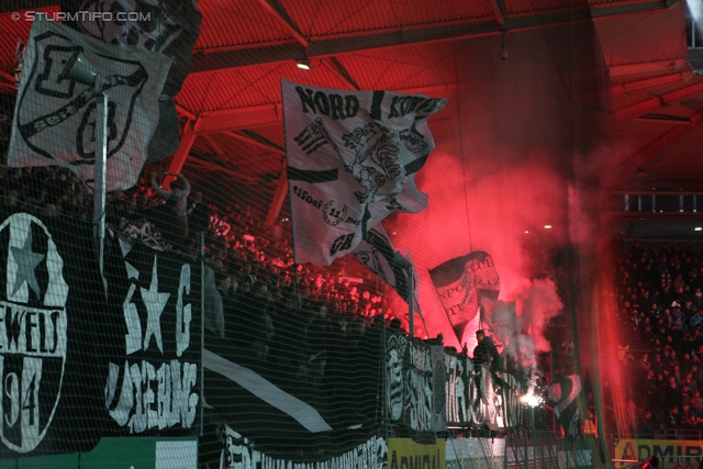 Sturm Graz - Rapid Wien
Oesterreichische Fussball Bundesliga, 14. Runde, SK Sturm Graz - SK Rapid Wien, Stadion Liebenau Graz, 03.11.2012. 

Foto zeigt Fans von Sturm
Schlüsselwörter: pyrotechnik