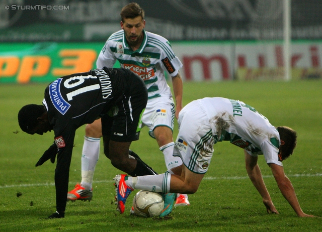 Sturm Graz - Rapid Wien
Oesterreichische Fussball Bundesliga, 14. Runde, SK Sturm Graz - SK Rapid Wien, Stadion Liebenau Graz, 03.11.2012. 

Foto zeigt Richard Sukuta-Pasu (Sturm) und Thomas Schrammel (Rapid)
