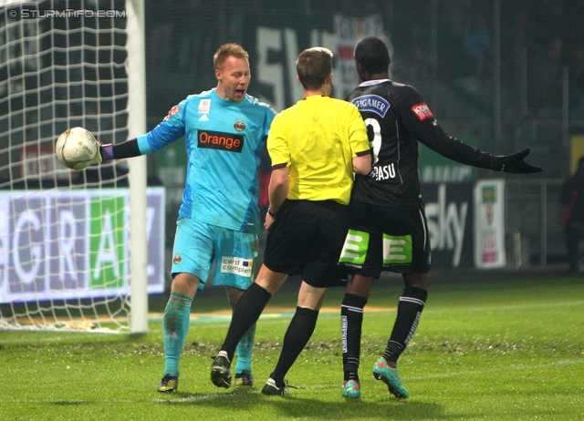 Sturm Graz - Rapid Wien
Oesterreichische Fussball Bundesliga, 14. Runde, SK Sturm Graz - SK Rapid Wien, Stadion Liebenau Graz, 03.11.2012. 

Foto zeigt Lukas Koenigshofer (Rapid), Schiedsrichter Markus Hameter und Richard Sukuta-Pasu (Sturm)
