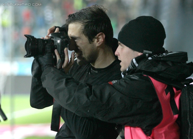 Sturm Graz - Rapid Wien
Oesterreichische Fussball Bundesliga, 14. Runde, SK Sturm Graz - SK Rapid Wien, Stadion Liebenau Graz, 03.11.2012. 

Foto zeigt Nikola Vujadinovic (Sturm) und einen Fotografen
