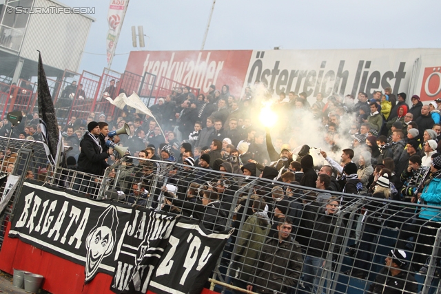 Admira - Sturm Graz
Oesterreichische Fussball Bundesliga, 15. Runde,  FC Admira - SK Sturm Graz, Stadion Suedstadt Maria Enzersdorf, 11.10.2012. 

Foto zeigt Fans von Sturm
Schlüsselwörter: pyrotechnik