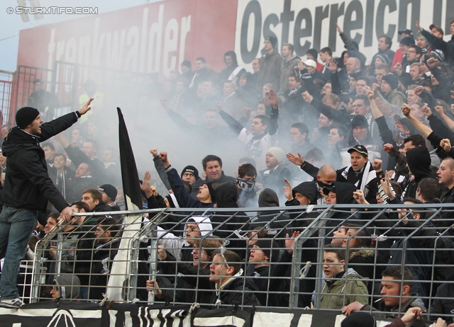 Admira - Sturm Graz
Oesterreichische Fussball Bundesliga, 15. Runde,  FC Admira - SK Sturm Graz, Stadion Suedstadt Maria Enzersdorf, 11.10.2012. 

Foto zeigt Fans von Sturm
Schlüsselwörter: pyrotechnik