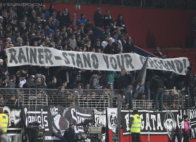 Admira - Sturm Graz
Oesterreichische Fussball Bundesliga, 15. Runde,  FC Admira - SK Sturm Graz, Stadion Suedstadt Maria Enzersdorf, 11.10.2012. 

Foto zeigt Fans von Sturm mit einem Spruchband
