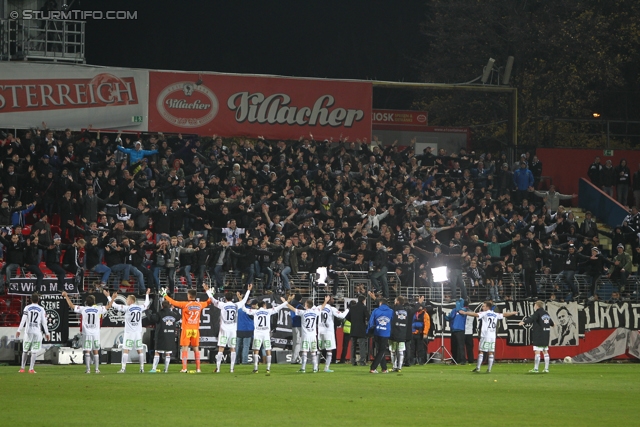 Admira - Sturm Graz
Oesterreichische Fussball Bundesliga, 15. Runde,  FC Admira - SK Sturm Graz, Stadion Suedstadt Maria Enzersdorf, 11.10.2012. 

Foto zeigt die Mannschaft von Sturm und Fans von Sturm
