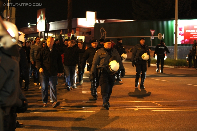 Sturm Graz - Ried
Oesterreichische Fussball Bundesliga, 16. Runde, SK Sturm Graz - SV Ried, Stadion Liebenau Graz, 17.11.2012. 

Foto zeigt Polizei und Fans von Ried
