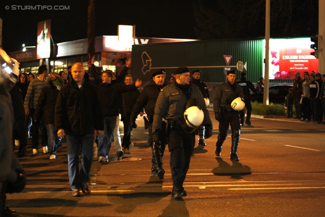 Sturm Graz - Ried
Oesterreichische Fussball Bundesliga, 16. Runde, SK Sturm Graz - SV Ried, Stadion Liebenau Graz, 17.11.2012. 

Foto zeigt Polizei und Fans von Ried
