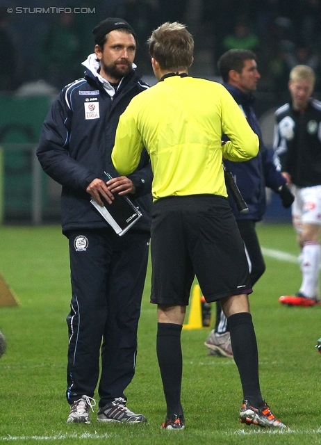 Sturm Graz - Ried
Oesterreichische Fussball Bundesliga, 16. Runde, SK Sturm Graz - SV Ried, Stadion Liebenau Graz, 17.11.2012. 

Foto zeigt Peter Hyballa (Cheftrainer Sturm) und Schiedsrichter Harald Lechner
Schlüsselwörter: diskussion